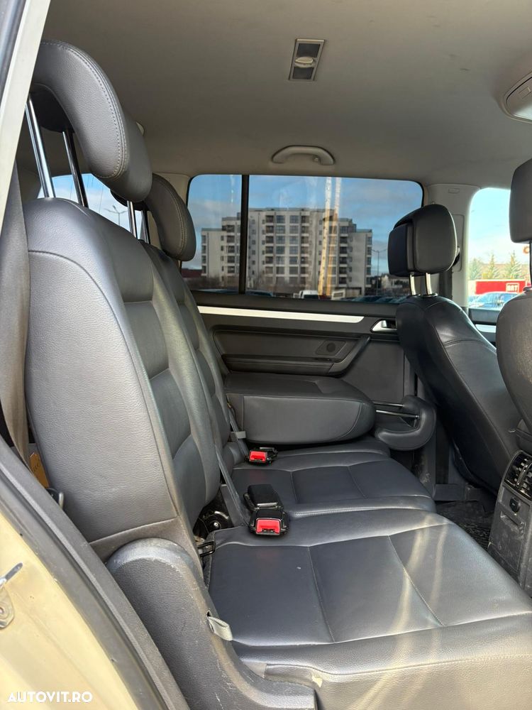 Volkswagen Touran - 10