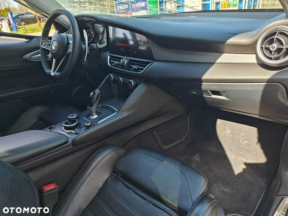 Alfa Romeo Giulia - 10