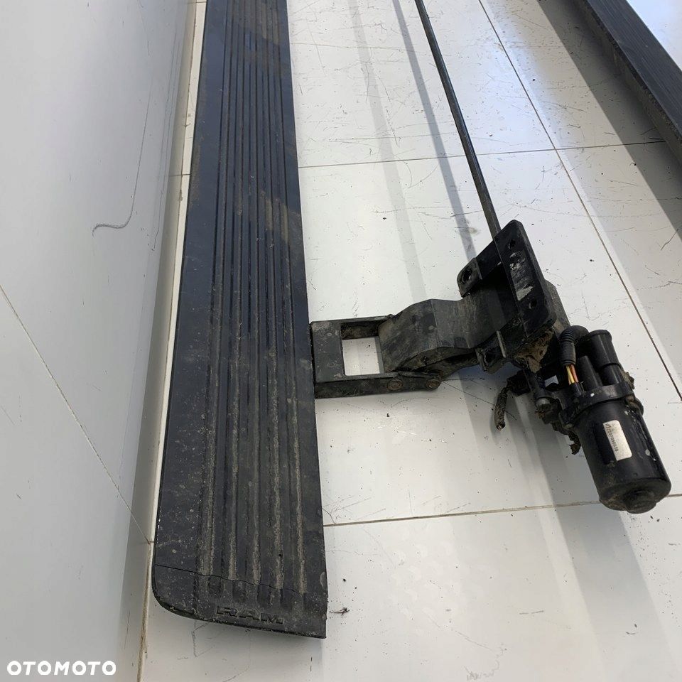 Próg prawy elektryczny wysuwan schodek stopień DODGE RAM V 1500 LIMITED 21r - 6