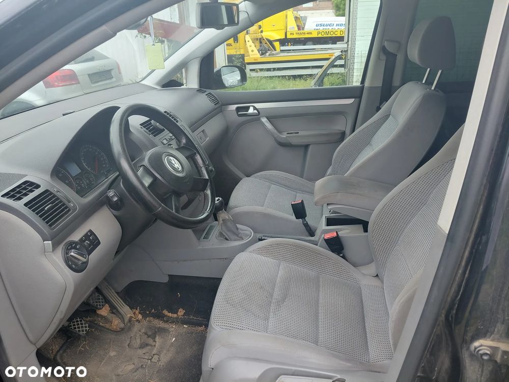 Volkswagen Touran 2.0 FSI Trendline - 8