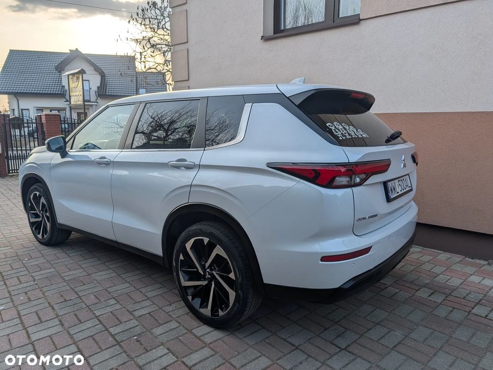 Mitsubishi Outlander - 2