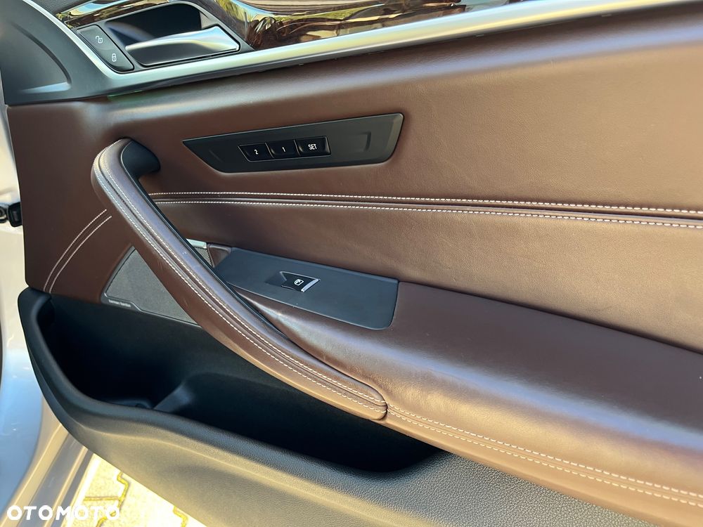 BMW Seria 5 540i xDrive GPF Luxury Line - 26