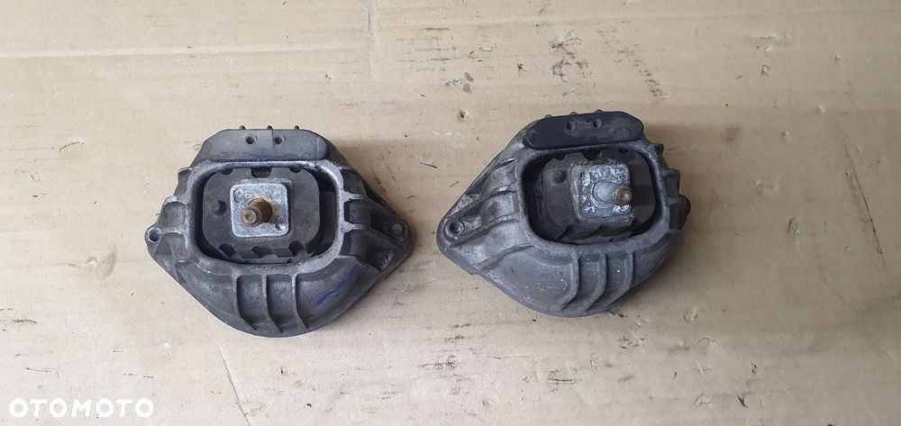 Łapa poduszka silnika prawa lewa BMW I E81 E87 2.0i 13981112 - 1