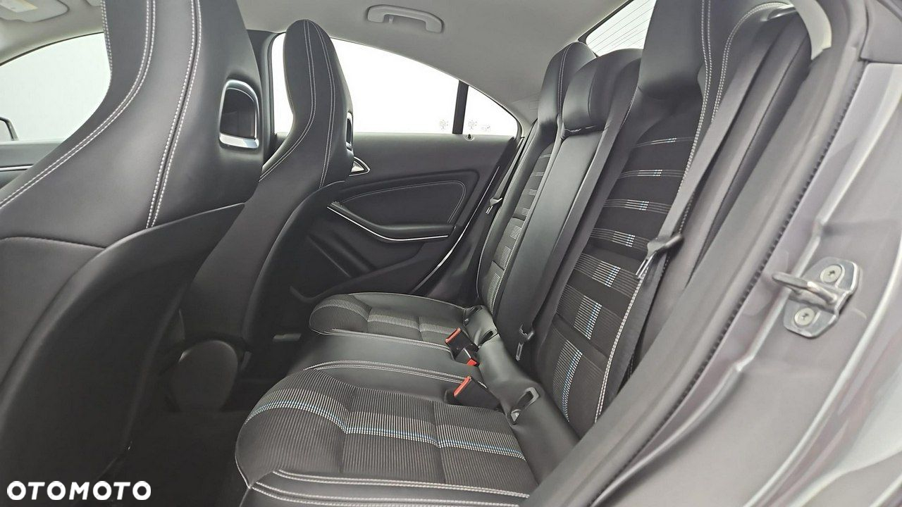 Mercedes-Benz CLA 180 7G-DCT Urban - 22