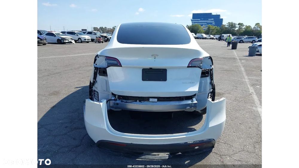 Tesla Y - 8