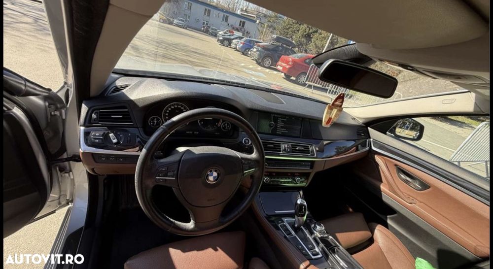 BMW Seria 5 525d xDrive - 14