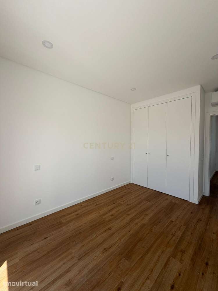 Moradia T4 com terraço, varanda, garagem para 4 carros e excelente org - Grande imagem: 2/19