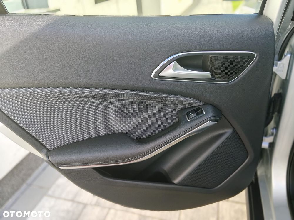 Mercedes-Benz GLA 200 7G-DCT - 29