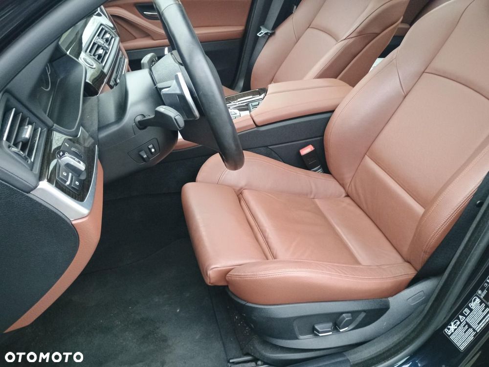 BMW Seria 5 550i xDrive - 18