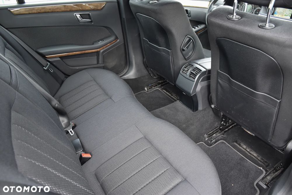 Mercedes-Benz Klasa E 200 BlueEFFICIENCY 7G-TRONIC Elegance - 32