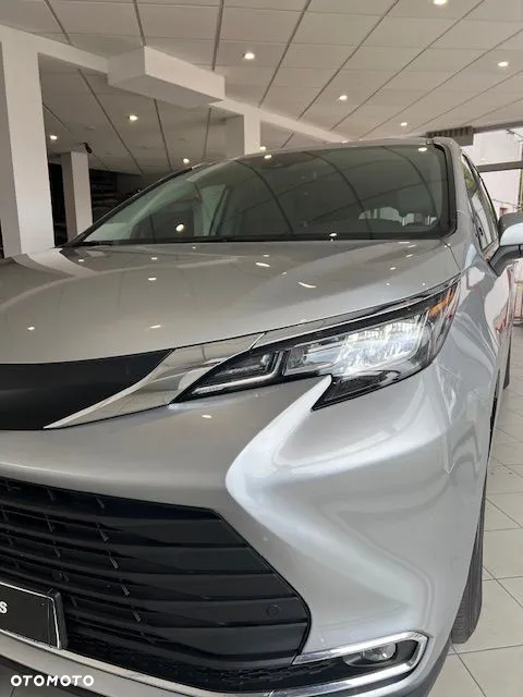 Toyota Sienna - 2