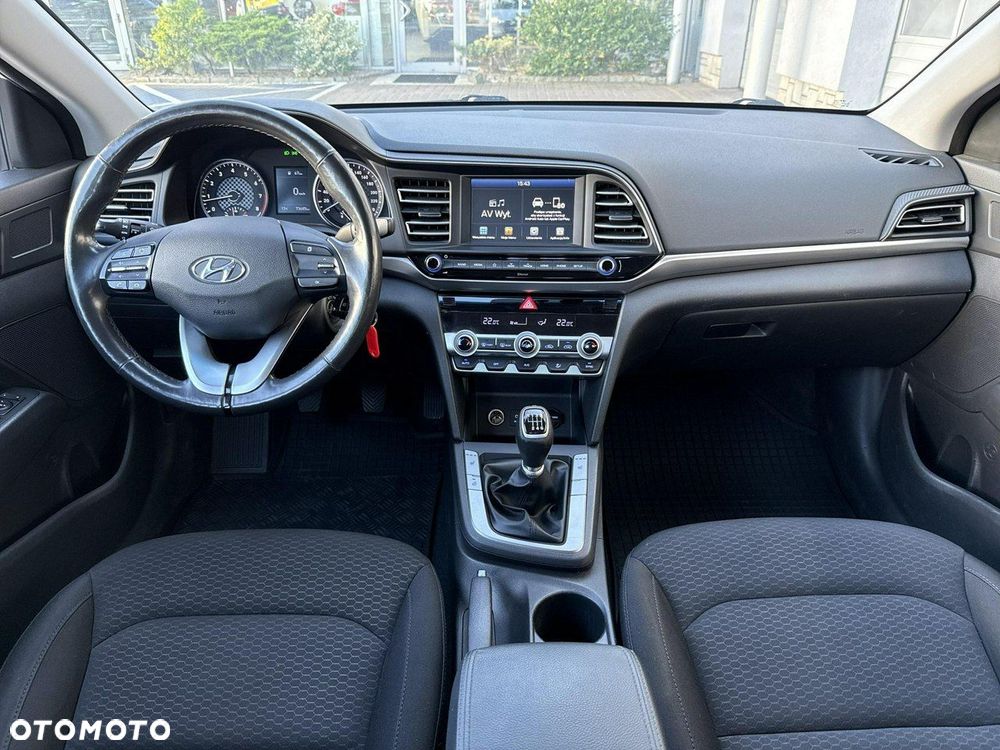 Hyundai Elantra 1.6 Comfort Premiere - 16
