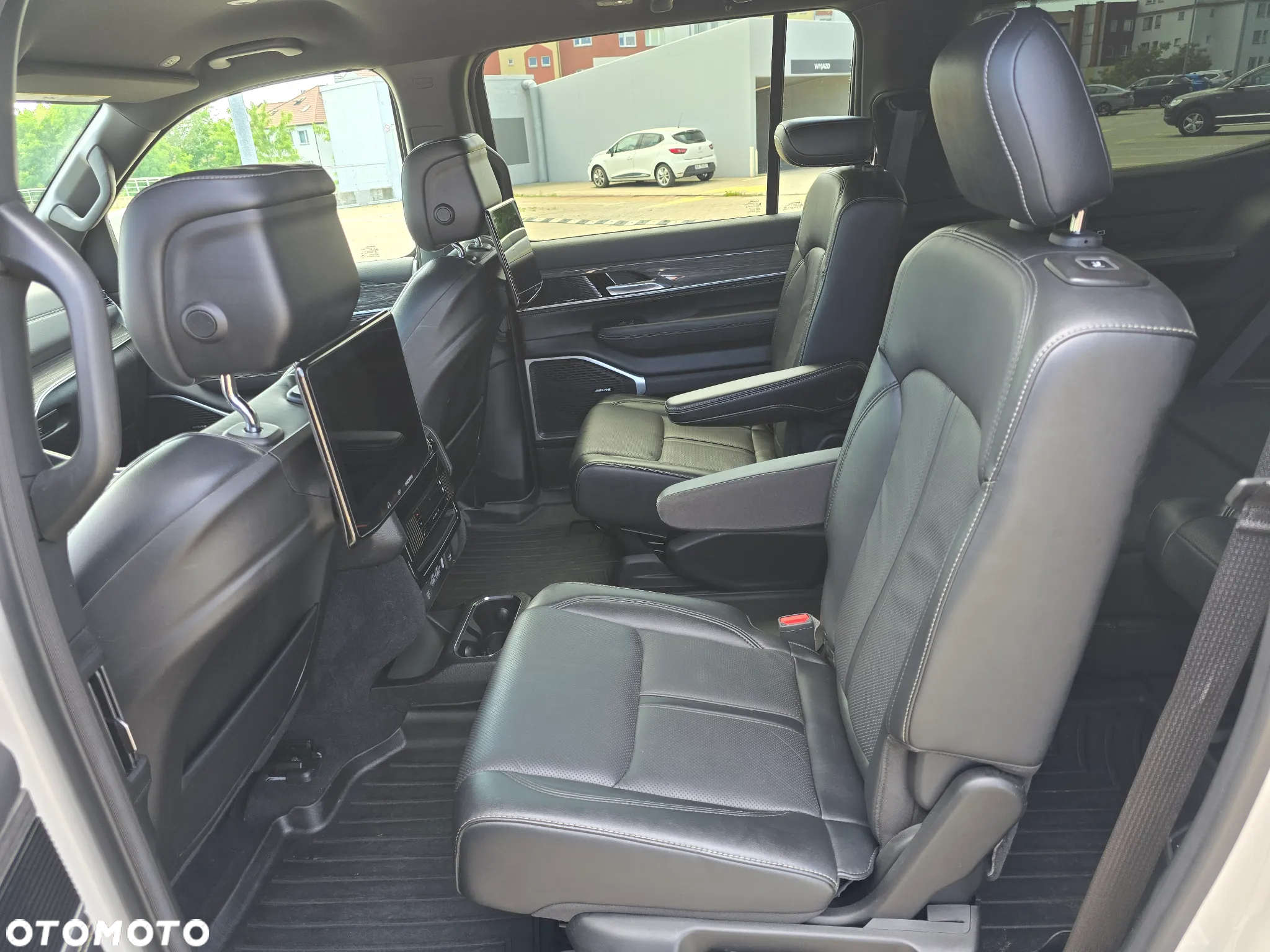 Jeep Wagoneer - 18