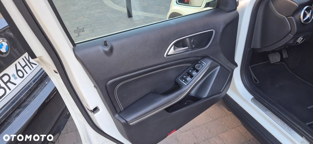 Mercedes-Benz GLA 180 7G-DCT - 9
