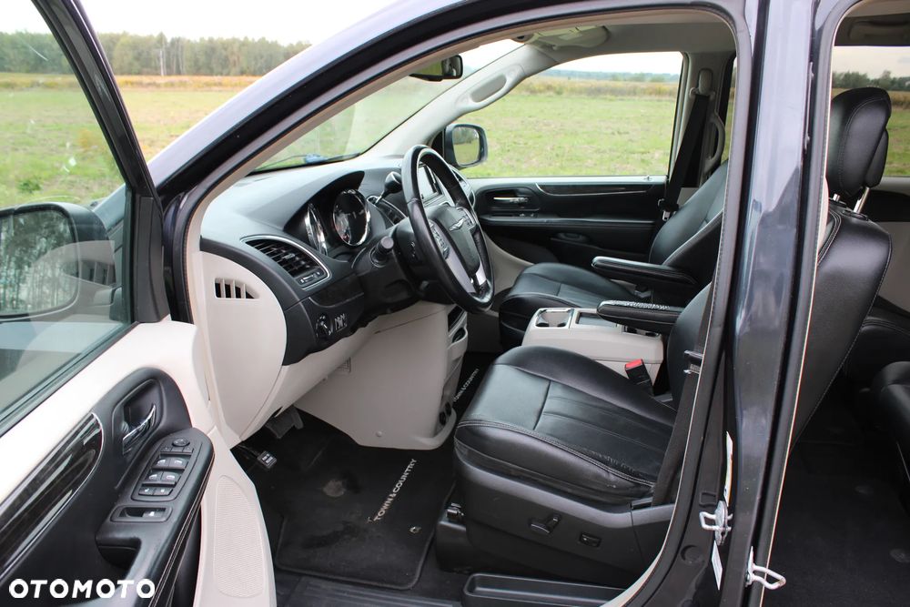 Chrysler Town & Country 3.6 Limited - 10