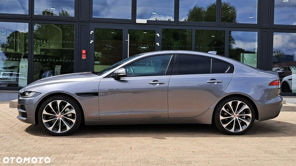 Jaguar XE - 4