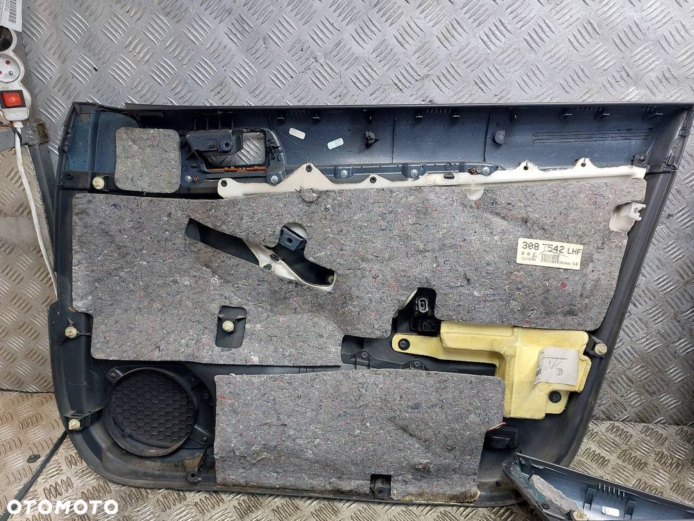 BOCZEK BOCZKI DRZWI KOMPLET TOYOTA AVENSIS T25 KOMBI - 7