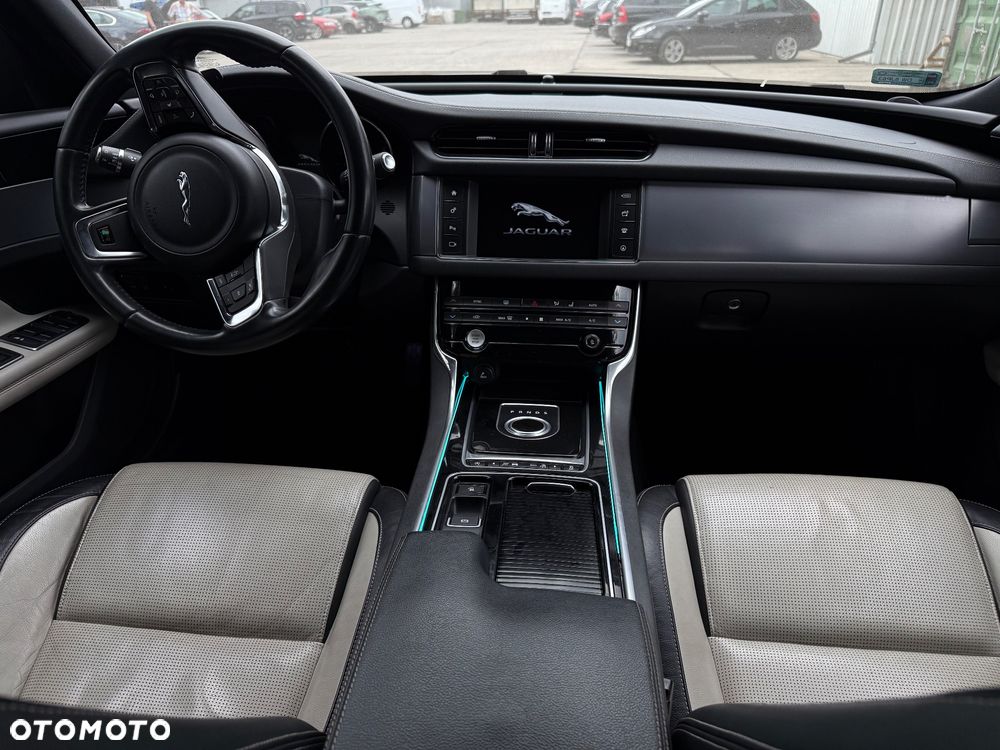Jaguar XF 2.0 i4D R-Sport - 9