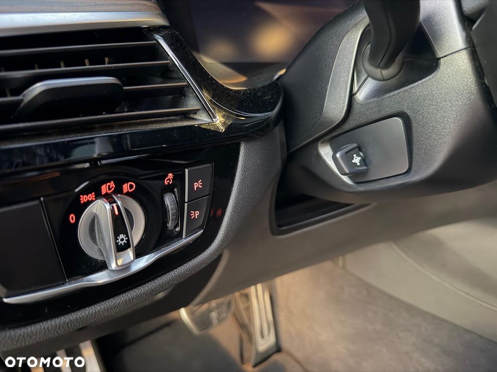 BMW Seria 5 M550i xDrive - 27