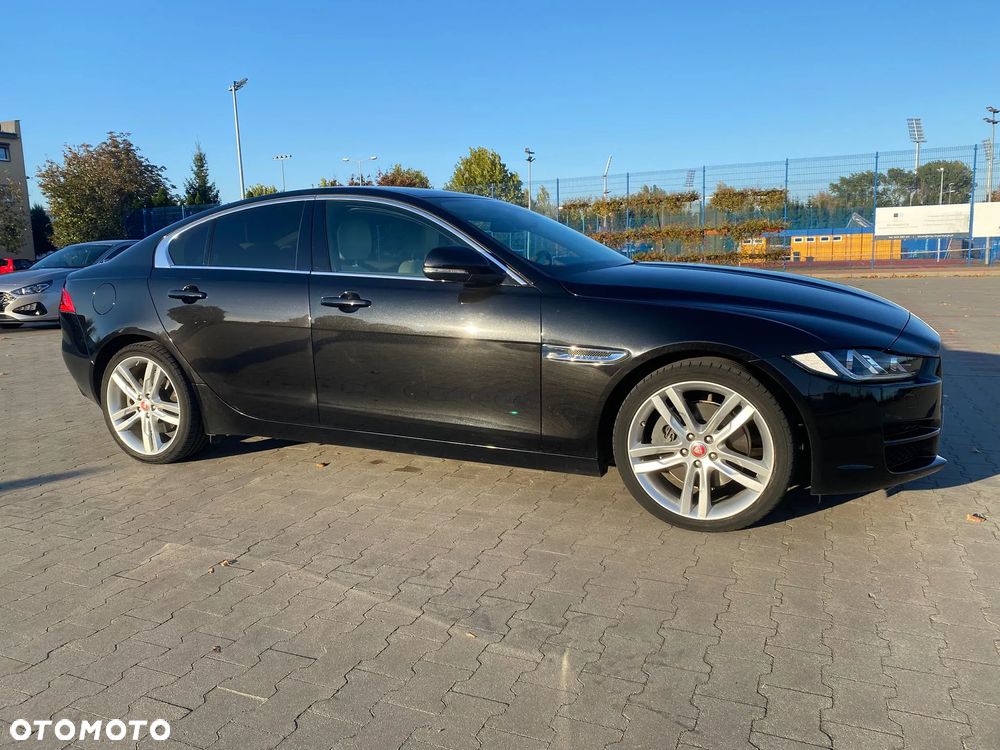 Jaguar XE 2.0 T Prestige - 4