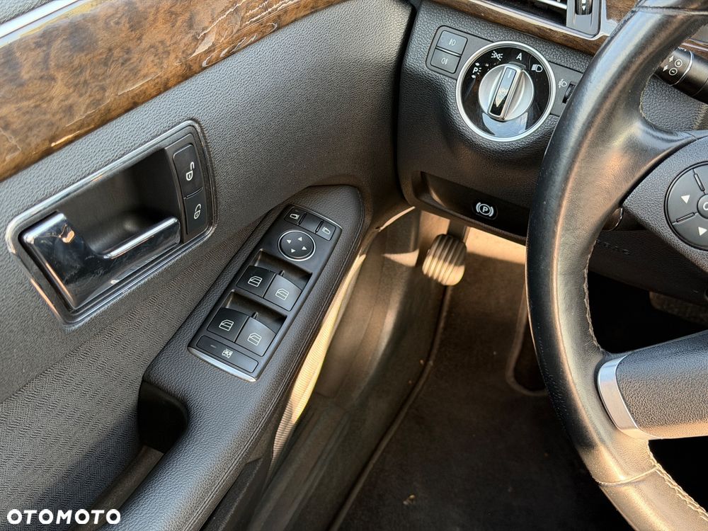 Mercedes-Benz Klasa E 220 CDI DPF BlueEFFICIENCY Automatik Elegance - 32