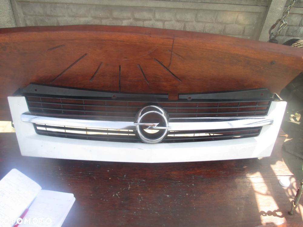 atrapa grill Movano Biały 8200233763 - 1