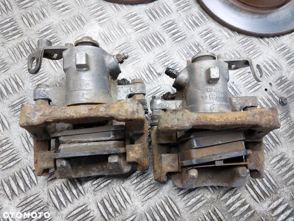 TARCZE HAMULCOWE TYŁ + KLOCKI + ZACISKI AUDI A3 8L GOLF IV LEON I - 3