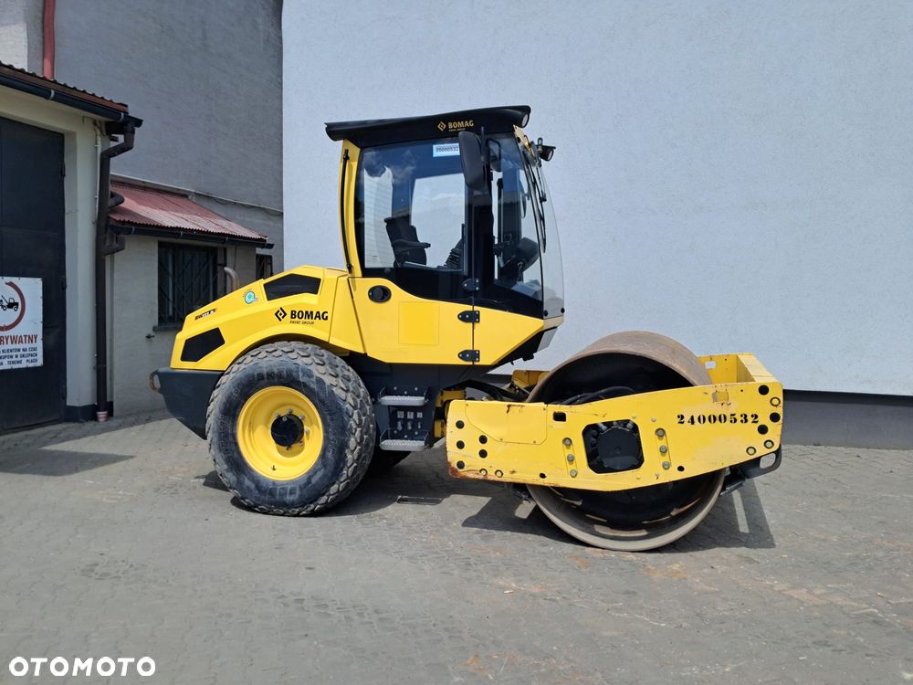 Bomag BW 177 D-5 walec drogowy 6 7 ton waga 2016r tylko 1240 mtg jednobębnowy kompaktowy Kubota 55.4KW Hamm 3307 H 7i Ammann ASC 70 / ARS 70 Caterpillar CS34 / CS44 Dynapac CA1300 / CA1400 JCB VM 75 D / CT160 zagęszczarka wibracyjny sprawny ładny budowa dróg - 1
