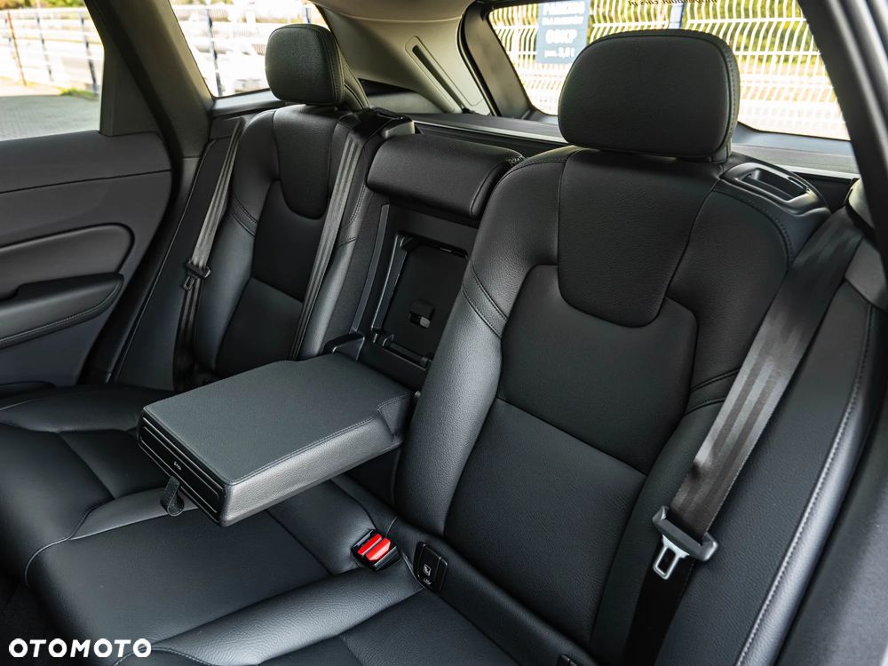 Volvo XC 60 B4 B Plus Dark - 28
