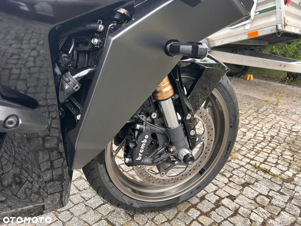 Suzuki GSX 1000 - 12