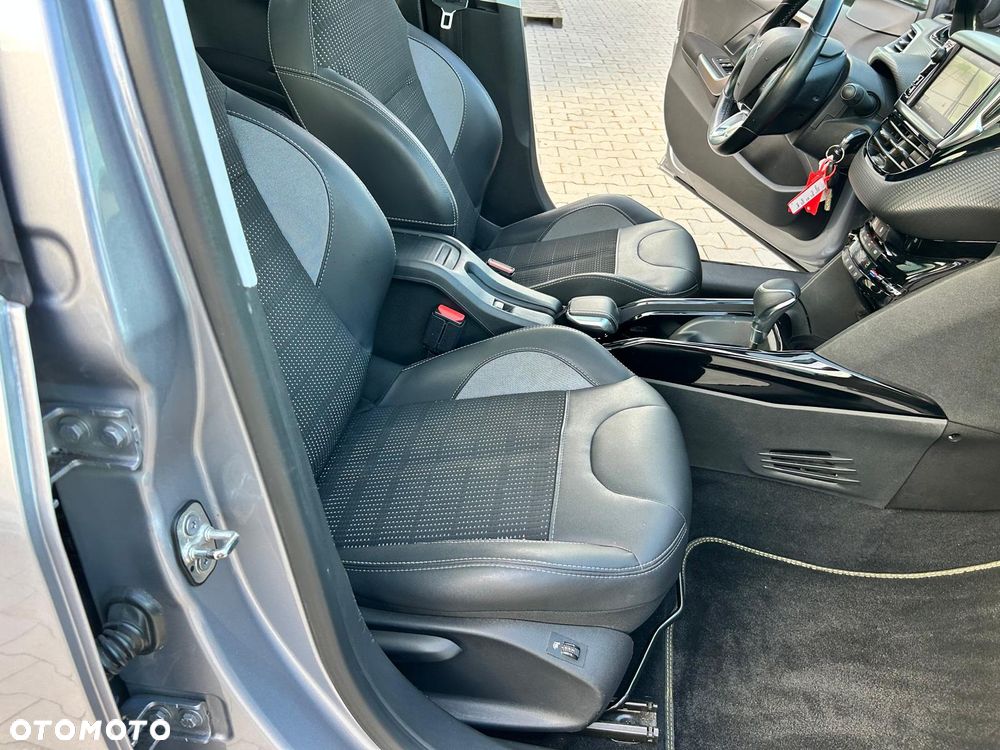 Peugeot 2008 1.2 Pure Tech GPF Allure S&S EAT6 - 28