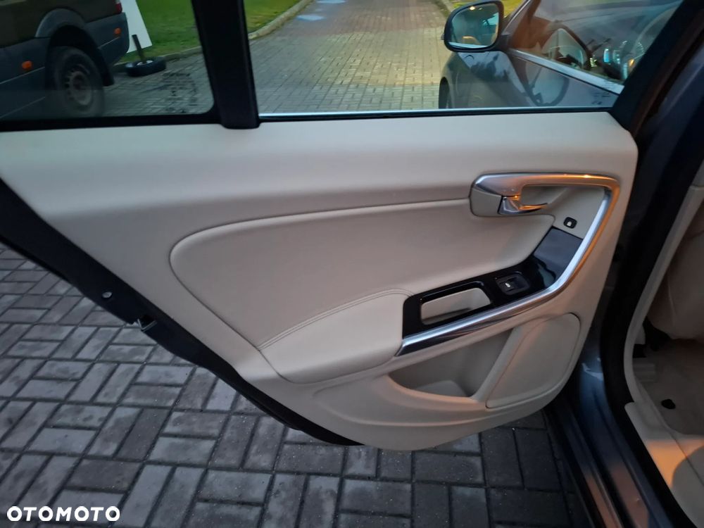 Volvo V60 D6 Twin Engine Geartronic Summum - 14