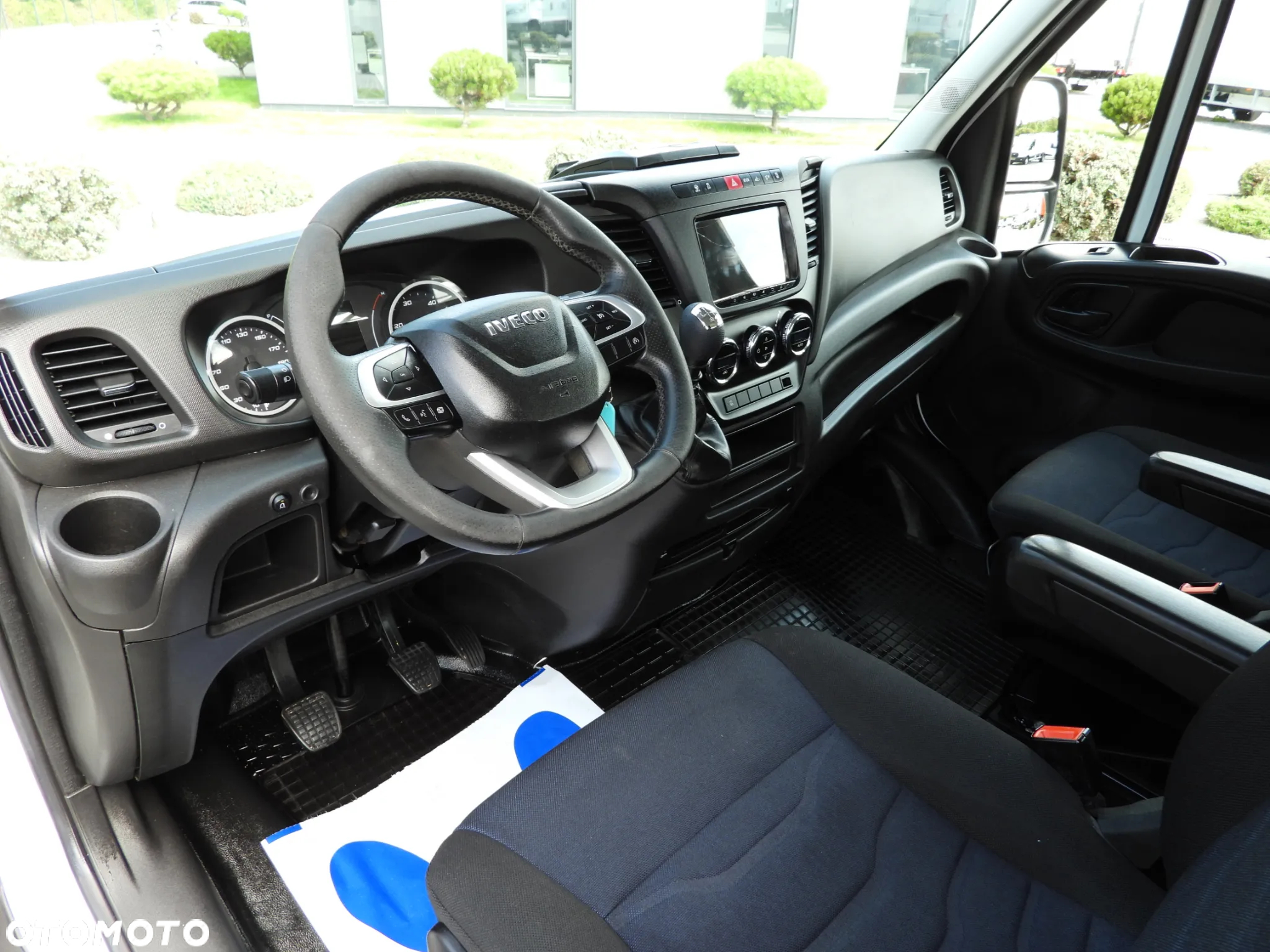 Iveco DAILY 35C16 WYWROTKA PODWÓJNA KABINA DOKA 6 MIEJSC TEMPOMAT NAWIGACJA BLIŹNIACZE KOŁA KLIMATYZACJA 160KM [ 344567 ] - 26