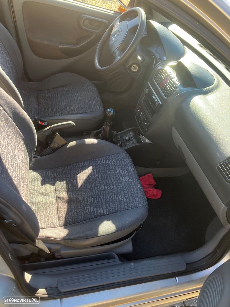 Opel Corsa 1.2 16V Confort - 2