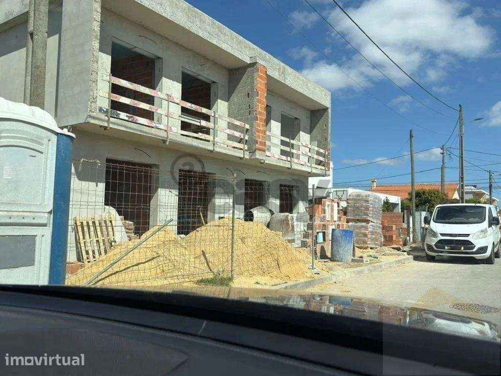 Moradia T4 geminada com piscina em Fernão Ferro - Grande imagem: 4/18