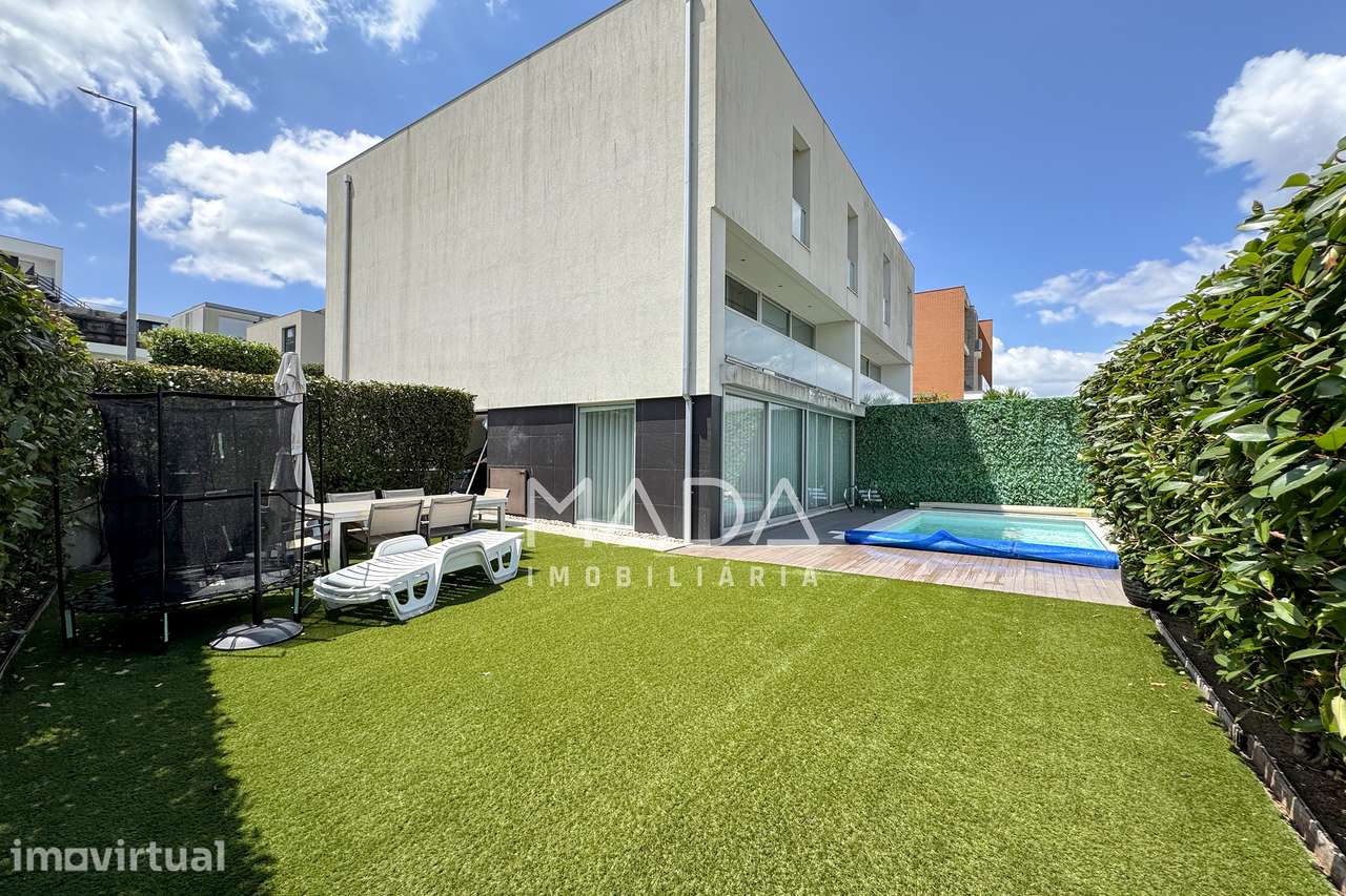 Moradia T3 geminada c/piscina e jardim em Este (S. Pedro), Braga - Grande imagem: 2/35