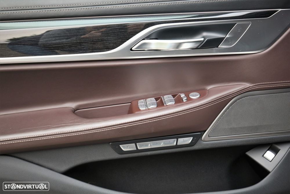 BMW 740 d xDrive Pack M Auto - 32