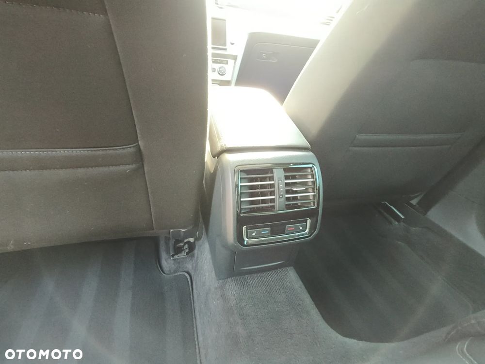 Volkswagen Passat - 12