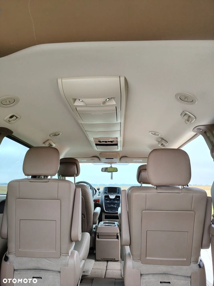 Chrysler Town & Country 3.6 Limited - 21