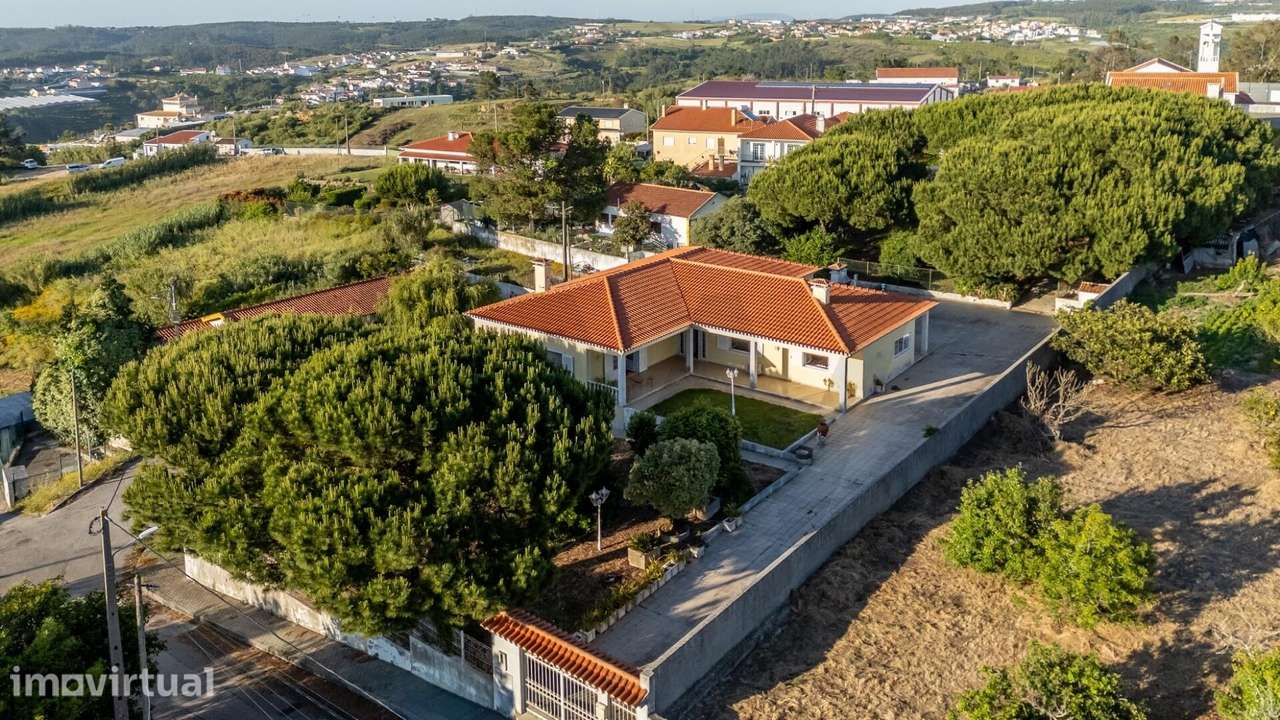 Moradia térrea com 2.374m2 de terreno e Piso independente de 147m2 com - Grande imagem: 2/58