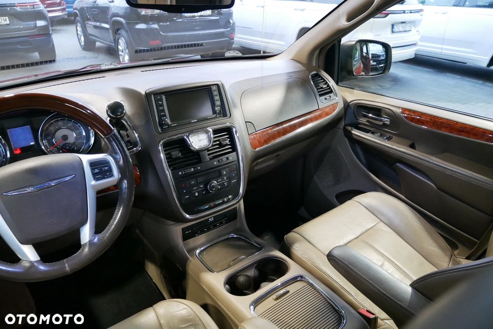 Chrysler Town & Country 3.6 Limited - 26