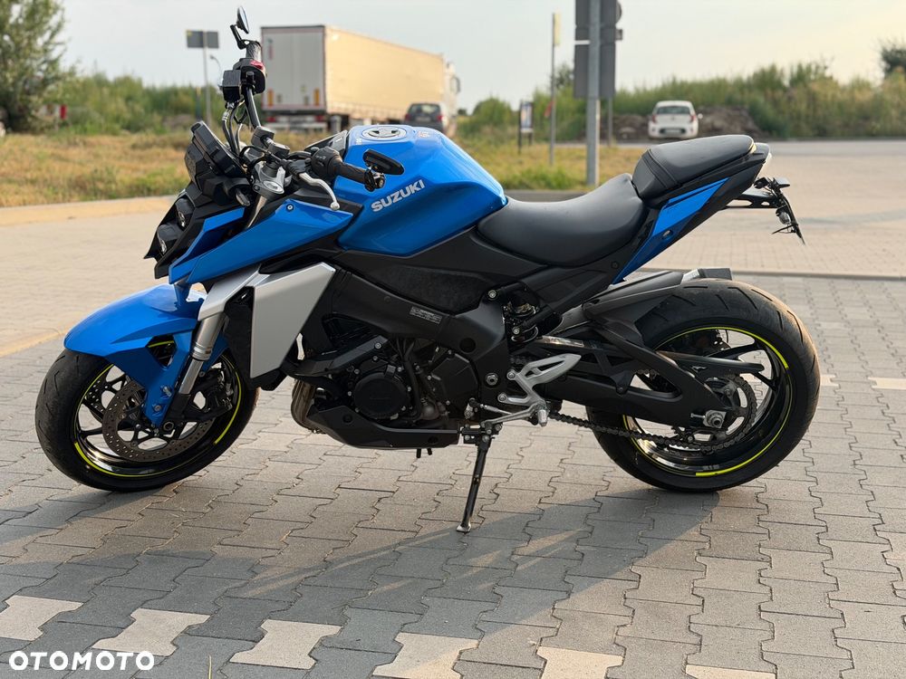 Suzuki GSX - 2