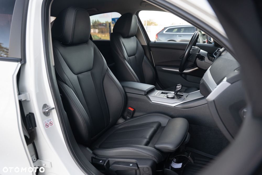 BMW Seria 3 318i Sport Line - 25