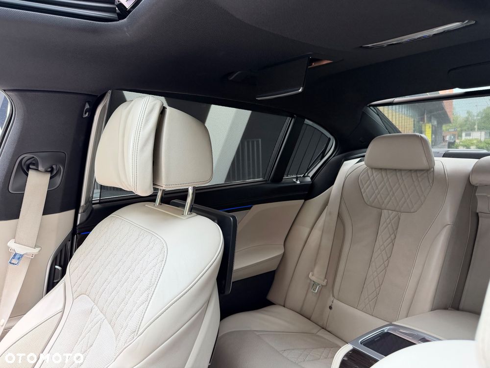 BMW Seria 7 740Le iPerformance - 28