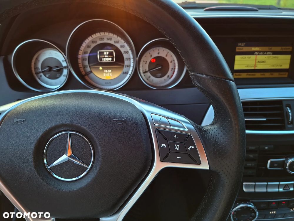 Mercedes-Benz Klasa C 200 CGI BlueEff Avantgarde - 28
