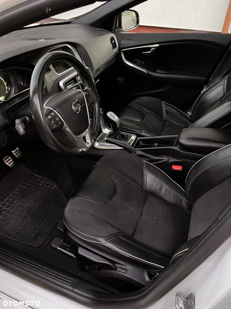 Volvo V40 D2 R-Design - 17
