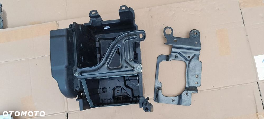 FORD FIESTA MK8 OBUDOWA AKUMULATORA PODSTAWA AKUMULATORA - 1