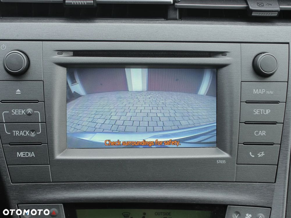 Toyota Prius (Hybrid) Life - 24