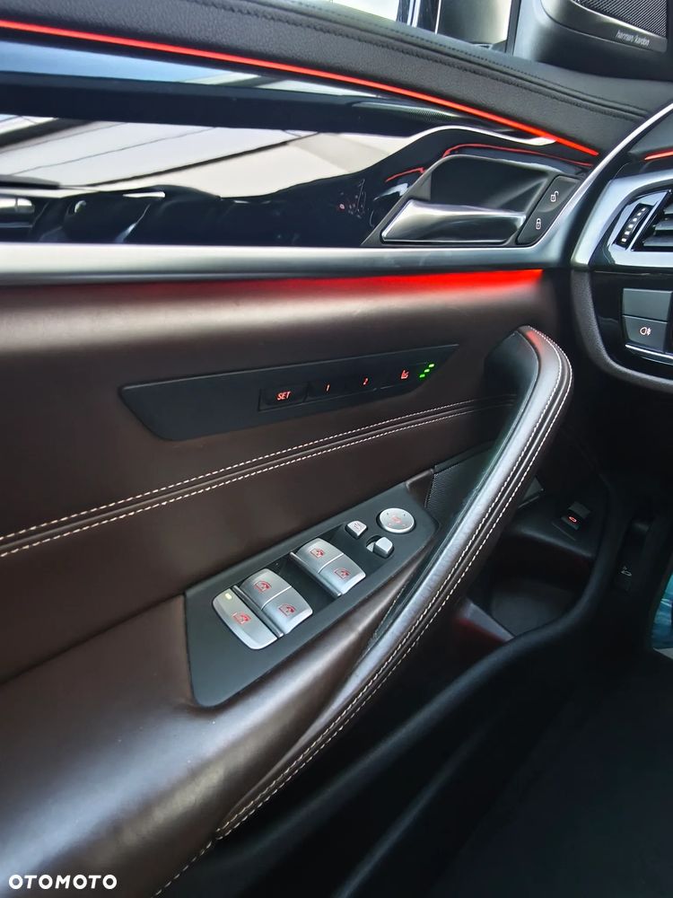 BMW Seria 5 M550i xDrive sport - 17