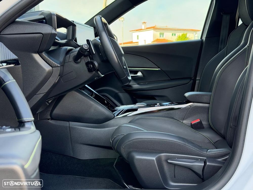 Peugeot 2008 1.2 PureTech GT EAT8 - 11